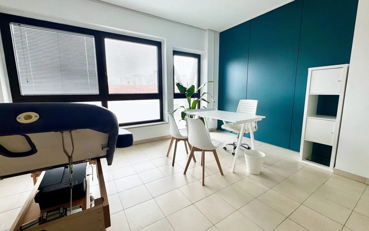 Sala di terapia di OltreMed con lettino e finestre