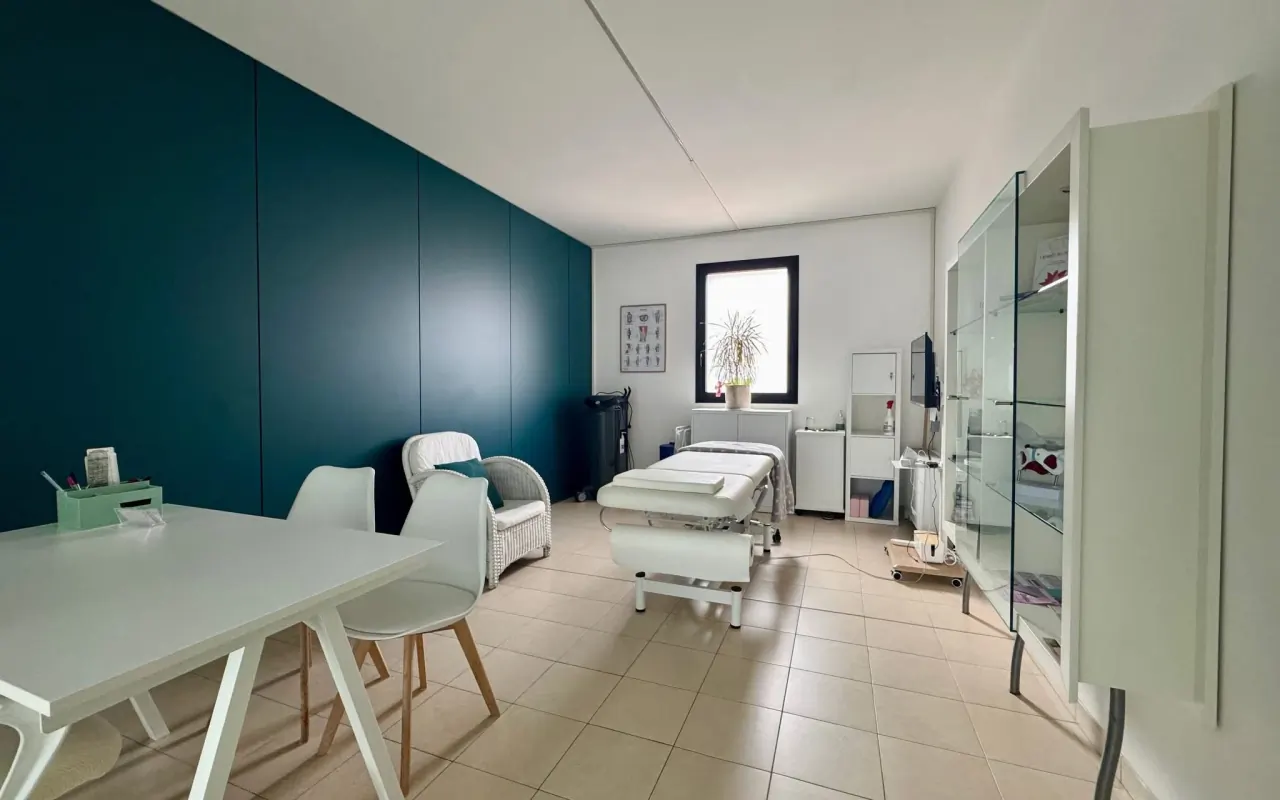 Studio medico del centro OltreMed con scrivania e lettino