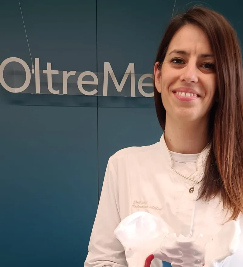 Dott.ssa Valentina Albini, in camice bianco, con un modello anatomico del bacino